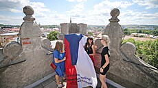 Poadatelé na vrcholu Brány Matky Boí v Jihlav odhalili oficiální plakát...