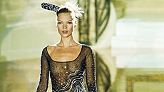 Kate Mossová na p�ehlídce Versace (1996)