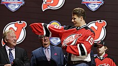 Pavel Zacha obléká dres New Jersey, které si �eského hokejistu vybralo v draftu...