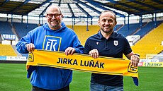 Fotka z personalizovaného videa fotbalových Teplic, vlevo herec Marek Taclík,...