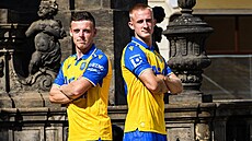 Nový dres teplických fotbalist na Michalu Bílkovi (vlevo) a Matji Radostovi,...