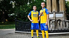 Nový dres teplických fotbalist na Michalu Bílkovi (vlevo) a Matji Radostovi,...