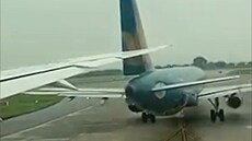 Ve Vietnamu o sebe zavadila dv� letadla na plo�e