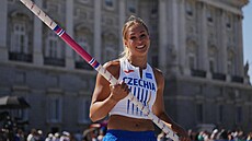 Amálie vábíková ped Královským palácem pi souti tykaek na mistrovství...