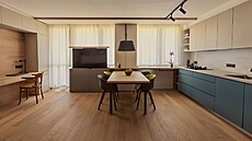 Jídelní st�l je rozkládací a díky posouvacímu osv�tlení na strop� m��e být...