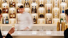 Splendid bar pináí kontrast k tradinímu Bechers Baru  minimalistický...