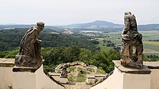 Stedohoí. Poutní místo Kalvárie nabízí krásný výhled na Útk, jezero Chmela...