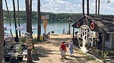 Jako v lét. První návtvníci zavítali na oblíbené Jezero Lhota u zaátkem...