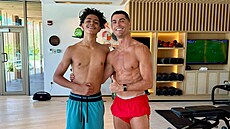 Fotbalista Cristiano Ronaldo se i ve tyiceti letech pyní figurou dvacátníka,...