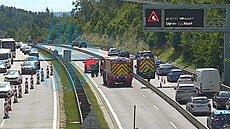 Nehoda na D1 u Miroovic, auto skonilo na svodidlech. (29. ervna 2025)