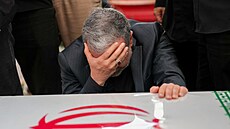 Statisíce lidí se v Teheránu úastní ceremoniálu spojeného se státním pohbem...