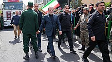 Statisíce lidí se v Teheránu úastní ceremoniálu spojeného se státním pohbem...