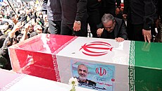 Statisíce lidí se v Teheránu úastní ceremoniálu spojeného se státním pohbem...