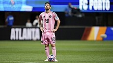 Lionel Messi se chystá rozehrát pímý kop v utkání s Portem.