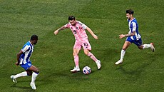Lionel Messi z Interu Miami klikuje mezi hrái Porta.