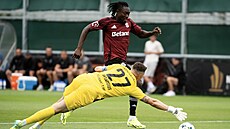Spar�anský úto�ník Victor Olatunji obehrává branká�e Mladé Boleslavi Ale�e...