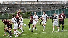 Závar ve vápn v pípravném utkání mezi Spartou a Mladou Boleslaví.