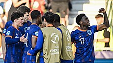 Nizozem�tí fotbalisté slaví vít�zný gól ve �tvrtfinále s Portugalskem.