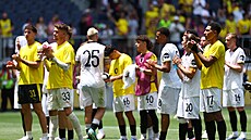 Dkovaka fotbalist Dortmundu po zápase s Mamelodi.