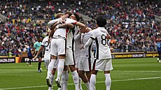 Fotbalisté Urawy se radují z trefy do sít Interu Milán.