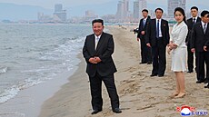 Kim ong-un s dcerou Kim u-e a dalími soudruhy na plái nového turistického...