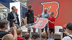 Logo Beksy, je na snímku nahoe ktí pivot Kamil vrdlík, klubová legenda...