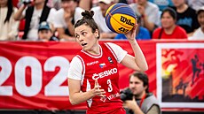 eská basketbalistka Kateina Galíková u míe v zápase MS ve 3x3