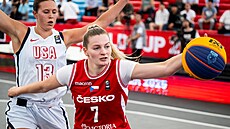 eská kídelnice Petra Malíková v zápase zápasu MS v basketbalu 3x3 pod tlakem...