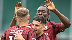 Spar�an�tí fotbalisté slaví gól.