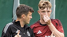 Sparan Adam evínský poslouchá rady asistenta Diarmuida O´Carrolla v píprav...