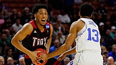 Wesley Person Jr. (vlevo) v dresu univerzity Troy útoí v zápase s Duke kolem...