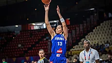 Francouzská basketbalistka Janelle Salaünová stílí na litevský ko.