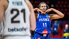 Valériane Ayayiová z Francie se raduje ze své trefy.