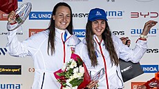 Martina Satková (vlevo) a Gabriela Satková se radují z pra�ského sukcesu.