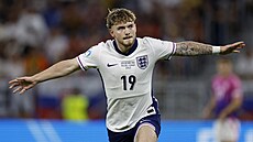 Anglický mladík Harvey Elliott slaví gól.