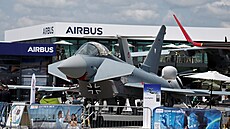 Stíhací letoun Eurofighter Typhoon je dal�ím vystaveným strojem na 55. Pa�í�ské...