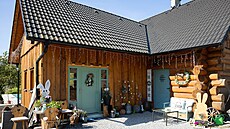 Láska ke devu nakonec dovedla kutilku a k vlastnímu srubu, který jako by...