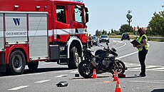 Motorká zemel po sráce s osobním autem u Kostelce nad ernými lesy. (22....