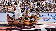 Red Bull Kolo Molo je bláznivá cyklistická výzva. Týmy na dvojkolech v maskách...