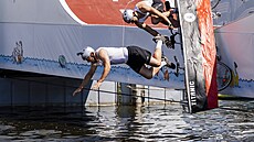 Red Bull Kolo Molo je bláznivá cyklistická výzva. Týmy na dvojkolech v maskách...