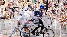 Red Bull Kolo Molo je bláznivá cyklistická výzva. Týmy na dvojkolech v maskách...