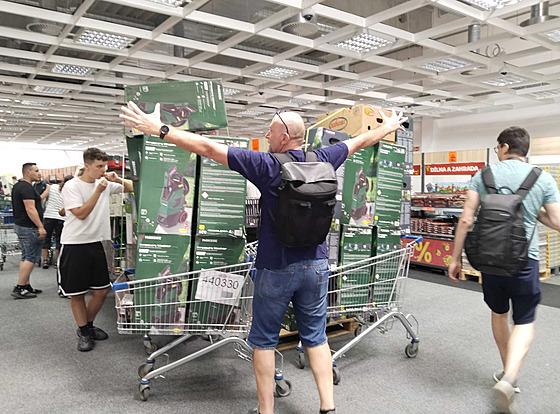 Nákupní �ílenství v outletu spole�nosti Lidl v Olomouci. (30. �ervna 2025)