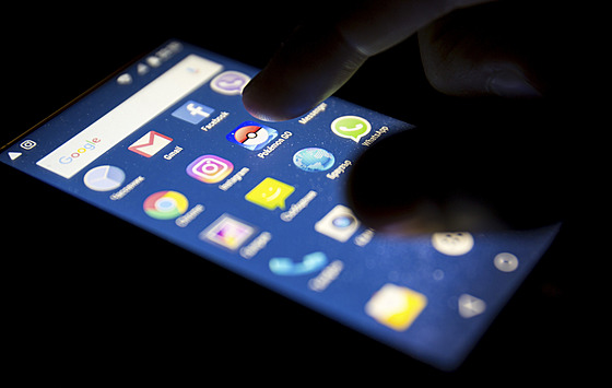WhatsApp i Messenger vyuívá alespo jednou denn 53 procent respondent v...