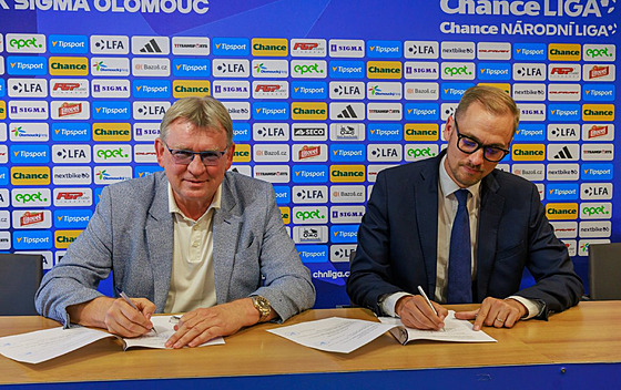 Majitel holdingu Sigma Milan �imonovský podepisuje smlouvu o p�evzetí akcií...