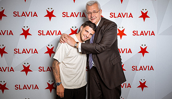 Slávistický éf Jaroslav Tvrdík objímá eckého záloníka Christose Zafeirise po...