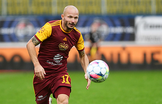 Fotbalista Tomá Vondráek v dresu Dukly.