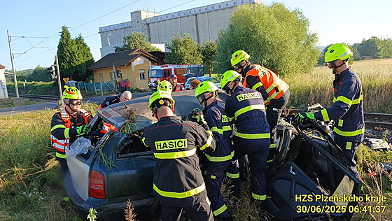 Sráka vlaku s osobním autem v Blovicích na Plzesku (30. ervna 2025)