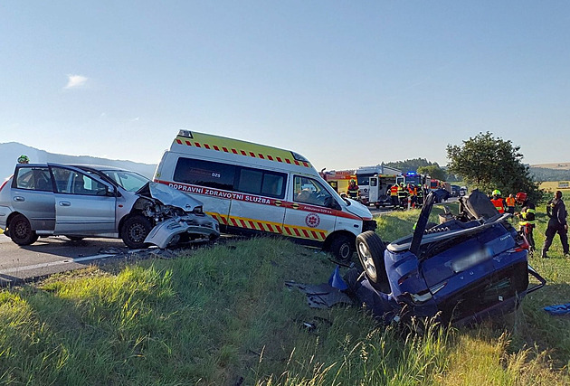 Na Chebsku bourala tři auta a převozová sanitka, doprava čtyři hodiny stála