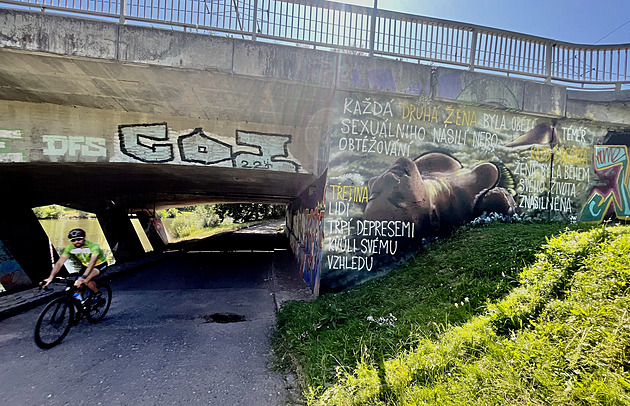 Pouhé ti dny vydrel na Most U Soutoku v Hradci Králové nepokozený mural...