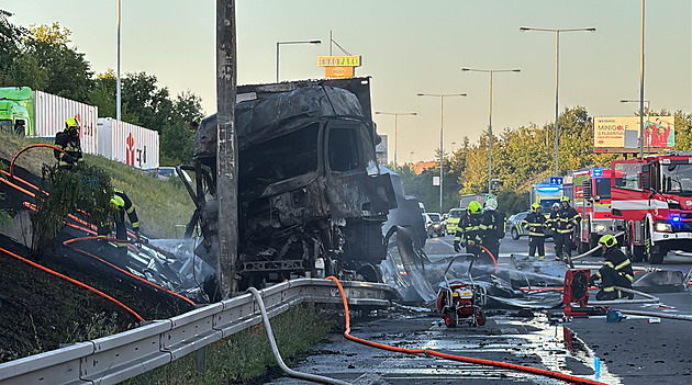 Na Jižní spojce zasahovali hasiči u požáru kamionu, nehoda se obešla bez zranění